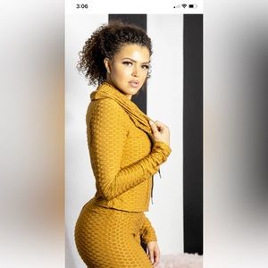 Women's Honeycomb Pattern Sweater Set in Mustard